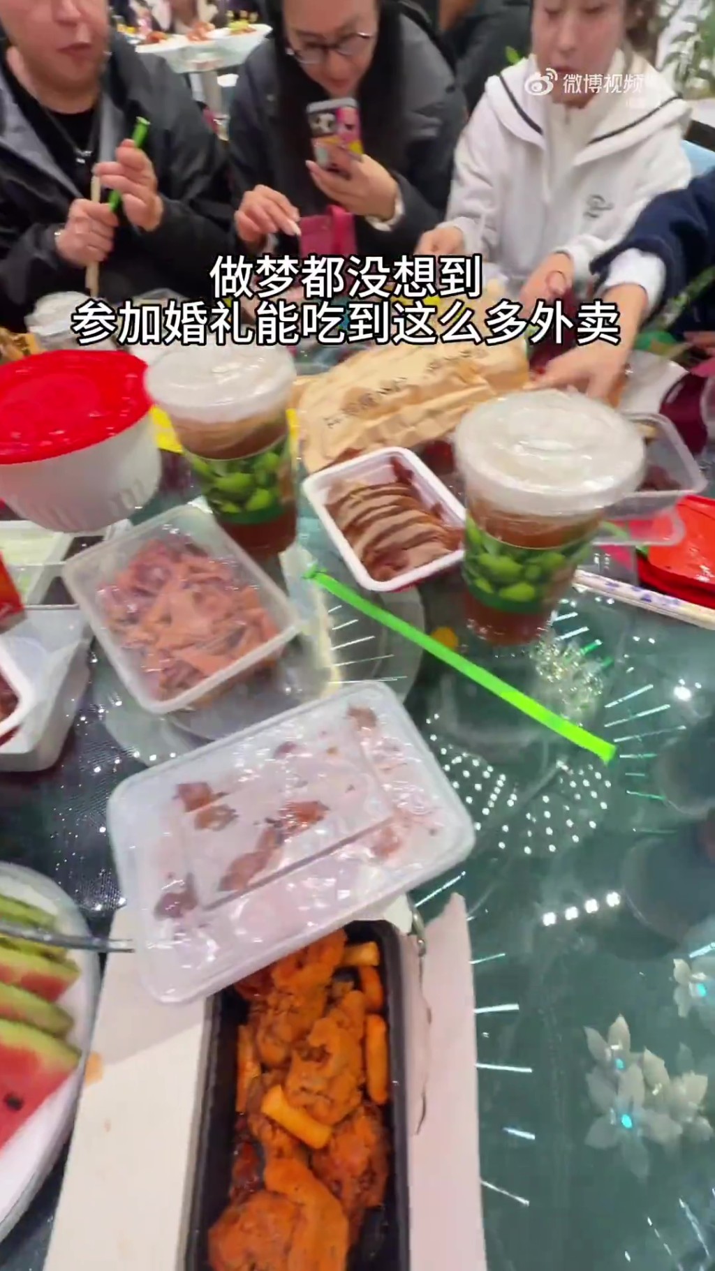黑龙江新娘开3桌“外卖席”招待好友,点炸鸡奶茶麻辣烫惹热议。 微博 黑龙江新娘开3桌“外卖席”招待好友,点炸鸡奶茶麻辣烫惹热议。 微博