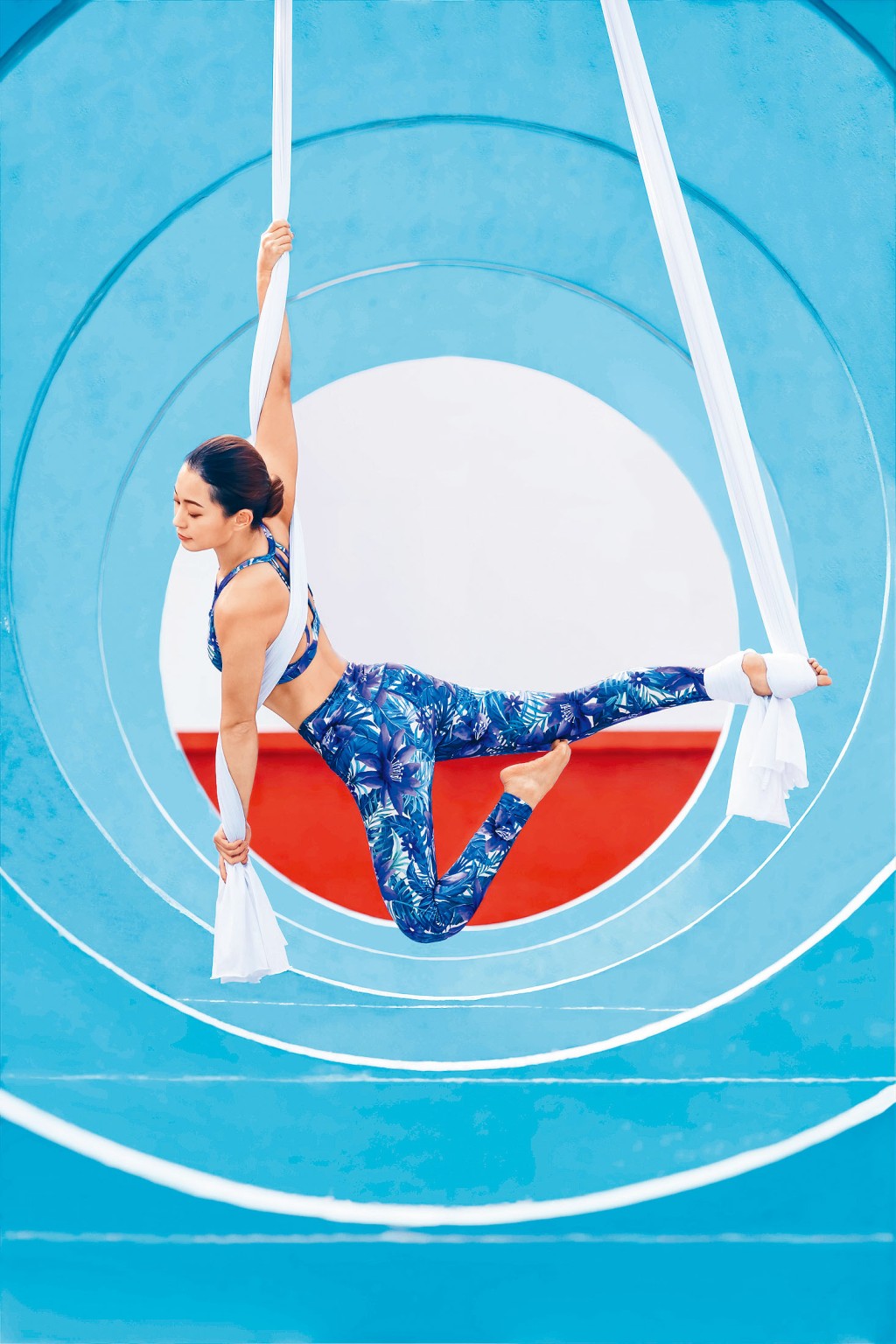 Tropical Aloha系列不規則熱帶花朵拼植物圖案上衣/$349/G及緊身褲/$429/G。