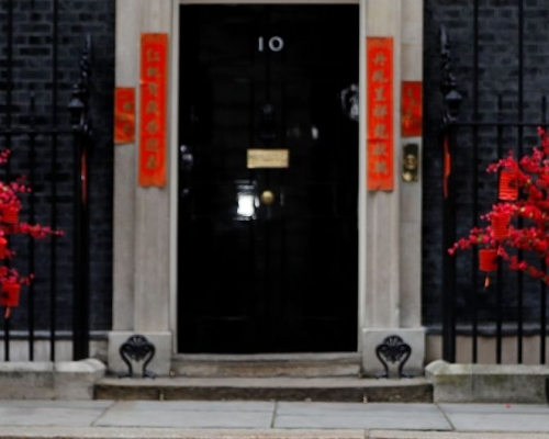 英國首相府唐寧街10號也貼出了一幅春聯。這是英國首相府有史以來第一次貼上春聯。(網圖)