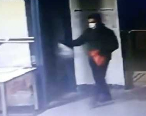 不滿防疫人員,大連男子向檢查點「掟狗屎」。(網圖)