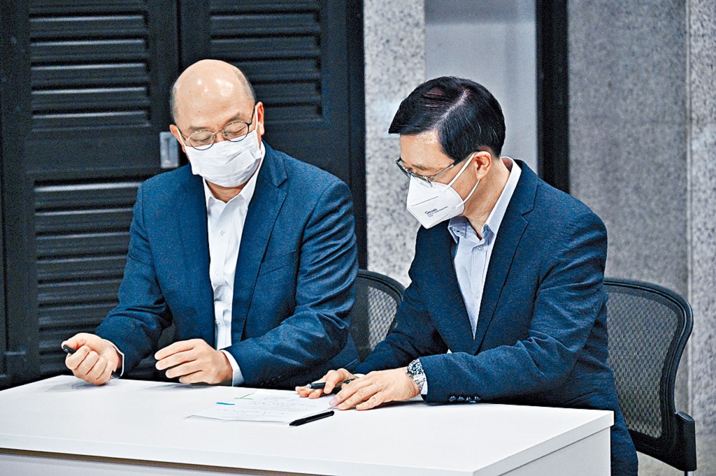 行政長官當選人李家超，昨在譚志源見證下簽署公開聲明，表明他不屬於任何政黨，也不是任何政黨的成員。