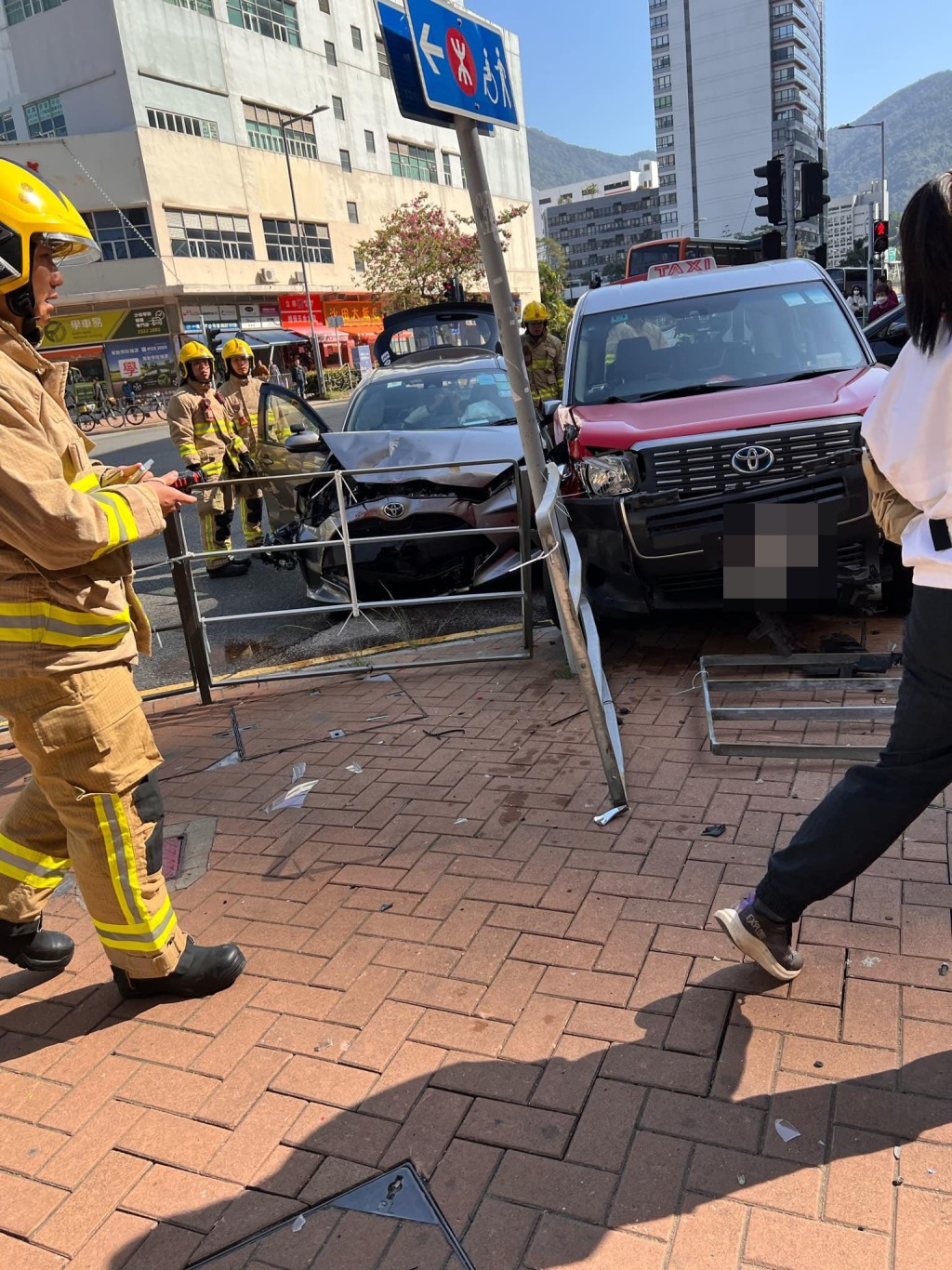 行人路欄杆被撞毀。 行人路欄杆被撞毀。