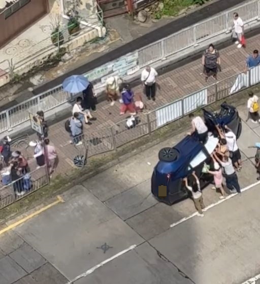 熱心途人合力救人，男司機獲救自行離開車廂。fb「全港交通關注組🇭🇰」影片截圖