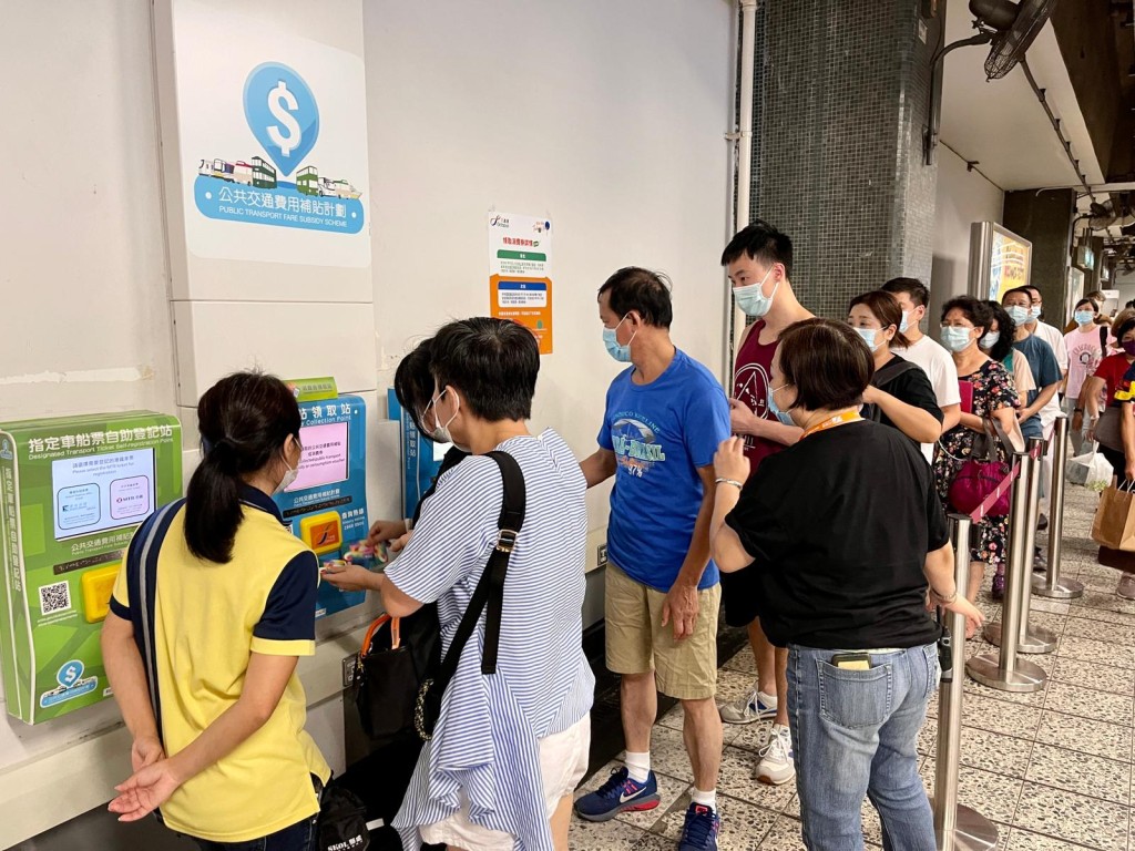 九龍灣站有大批八達通用戶，在站內的公共交通費用補貼領取站拍卡。
