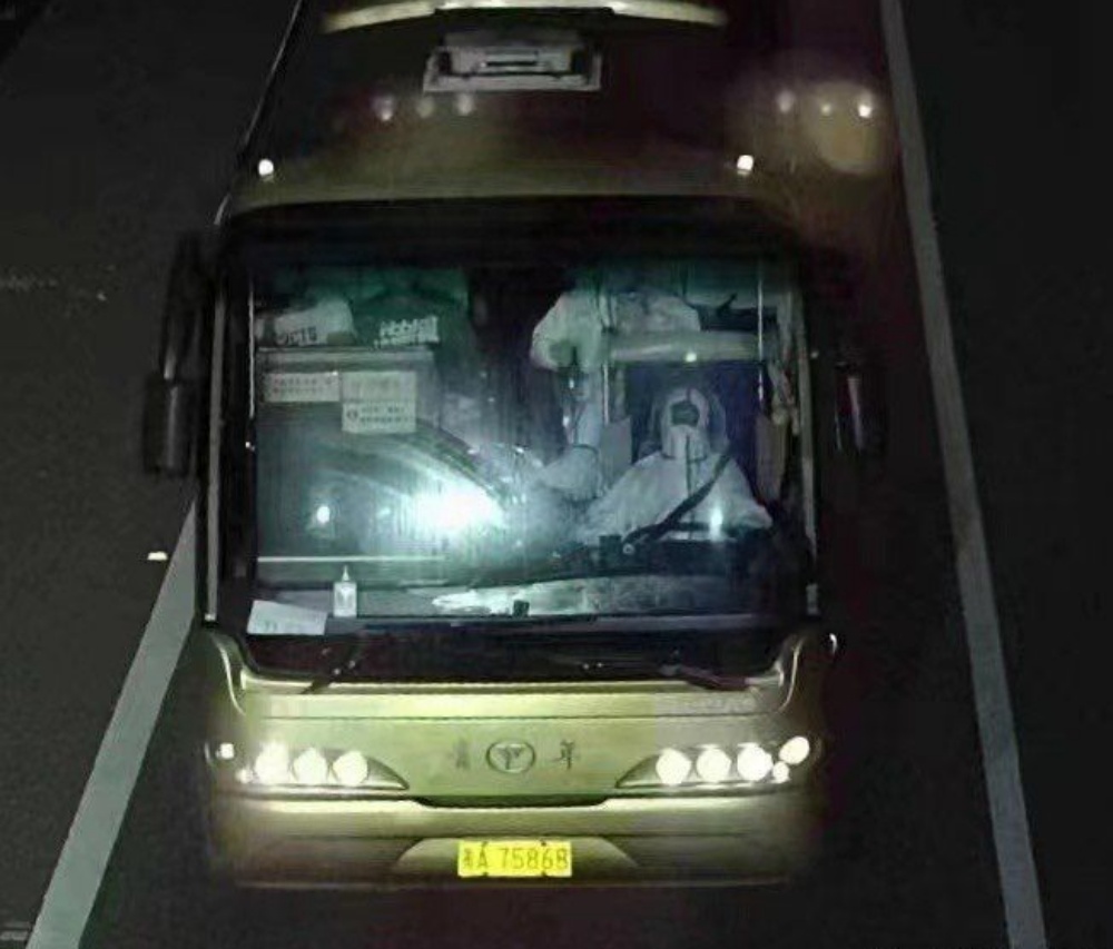 網上流傳的疑似事故巴士，司機穿防護服。網圖