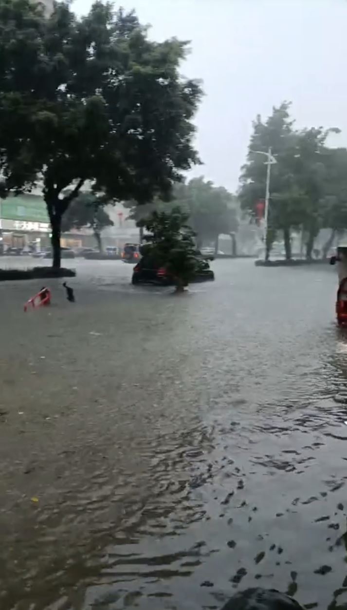 廣東多地暴雨，汕尾陸豐有觀測站錄逾400毫米雨量，惠來縣有多艘船被沖走。  