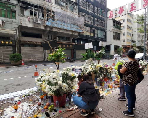 多名市民到場獻花悼念。