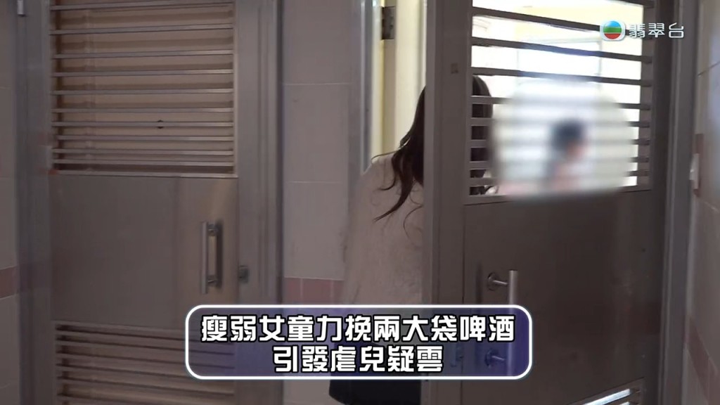 《東張西望》攝製隊上門尋找涉事家庭，希望了解事件真相。
