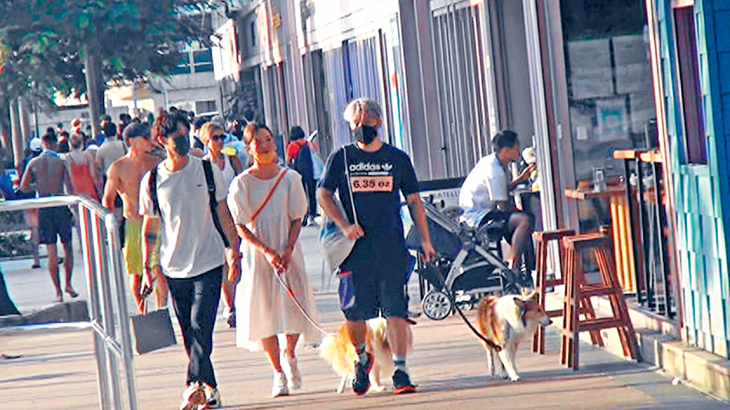 全程拖狗
■因為三人行，Stanly同Alina冇放閃場面，女方更全程拖住老友旨呈愛犬。