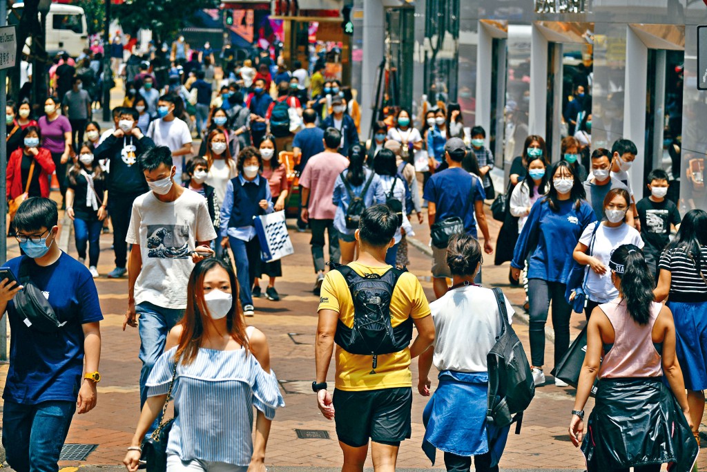 昨日本港確診現錄零病例,市民趁周日逛街散悶氣。