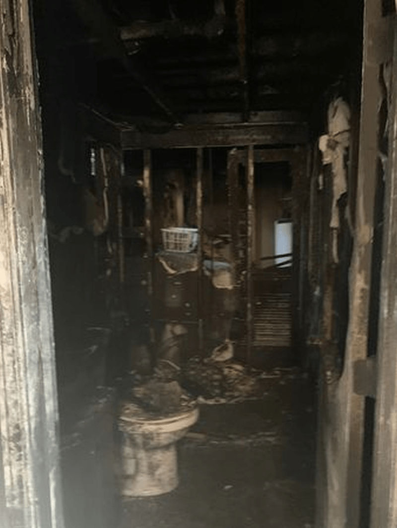 屋子被大火嚴重燒毀。