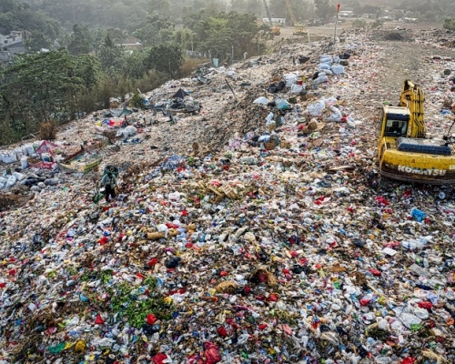 每天1萬噸垃圾中國最大掩埋場提前25年飽和。網上圖片