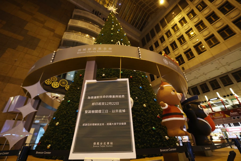 民眾自發到捷運中山站的案發現場獻花悼念。中央社