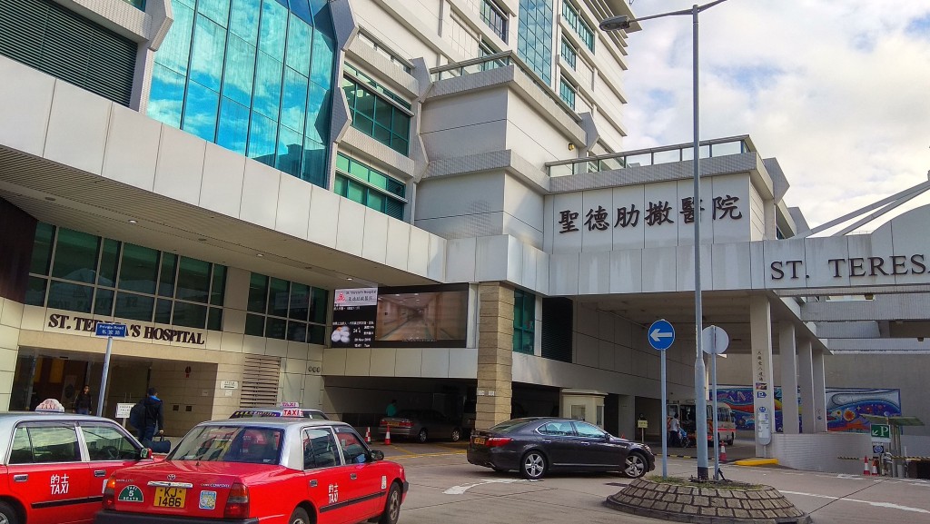 聖德肋撒醫院(法國醫院)去年7月發生冷氣機故障,當中有手術室現冷凝水,更有冷凝水「滴在病人身上」。 聖德肋撒醫院(法國醫院)去年7月發生冷氣機故障,當中有手術室現冷凝水,更有冷凝水「滴在病人身上」。