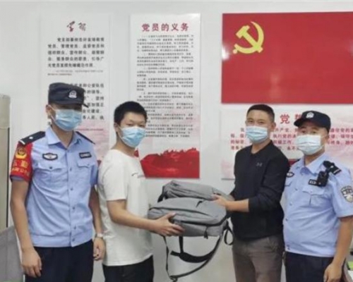 拾金不昩的少年與現金失主互換回屬於自己的背囊。 （網上圖片）