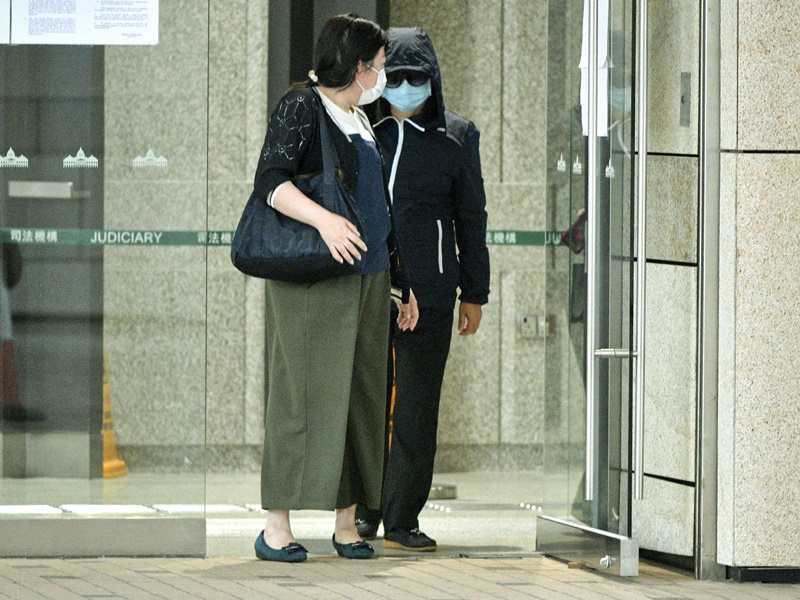 死者母親江月梅(右)。資料圖片