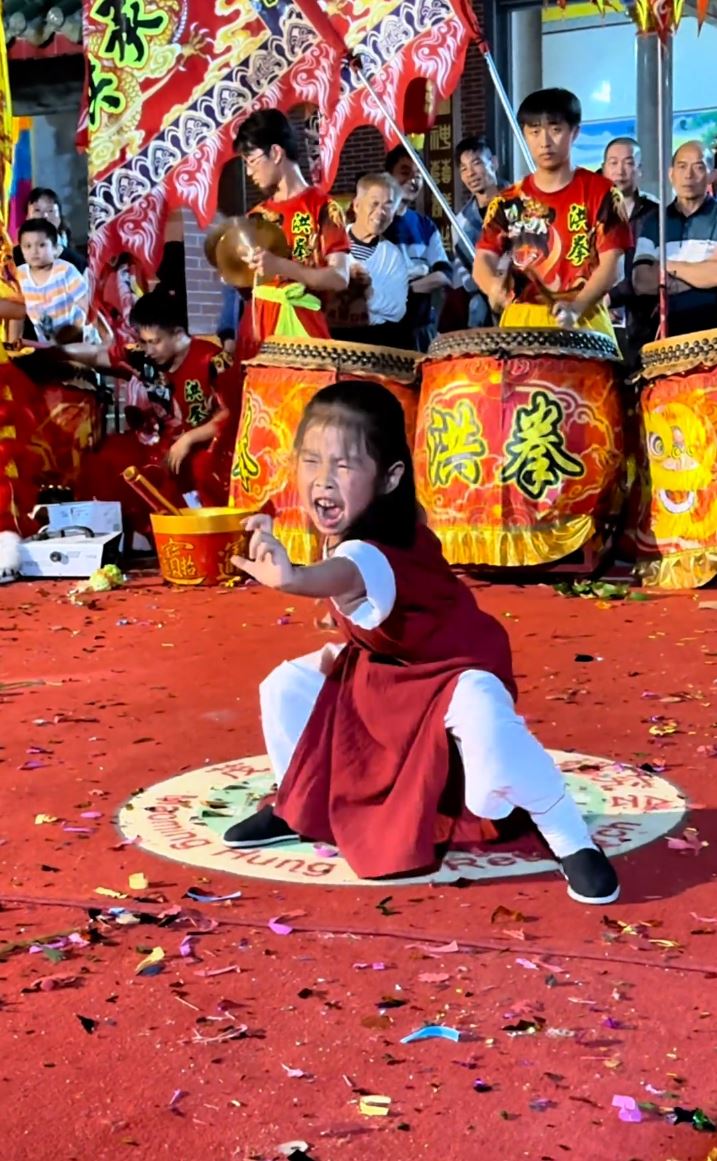 5岁的黄子君3岁时已开始刻苦练武，努力传承茂名洪拳。抖音