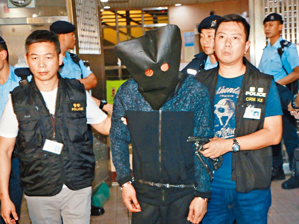 被告罗伟文事发后被探员带走。