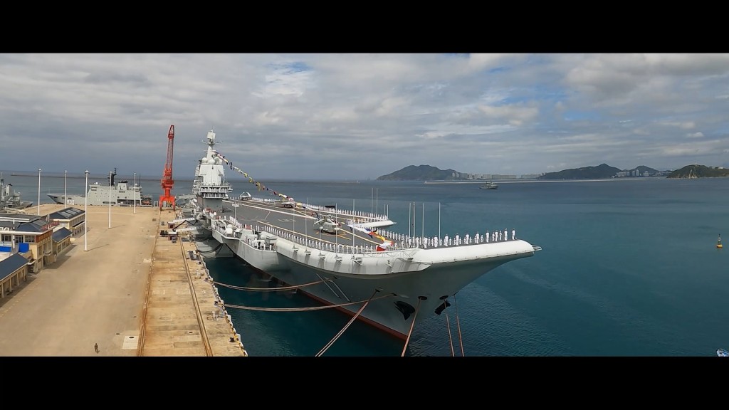 解放軍海軍貼出由山東艦艦員創作歌曲《我們是彼此的光》MV。微博@人民海軍