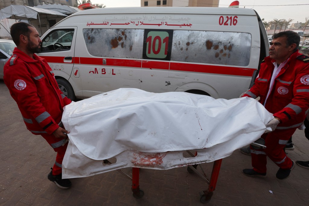 以軍襲擊加沙南部汗尤尼斯地區一處容納流離失所者的帳篷，造成3人死亡。救援人員抬走死者遺體。路透社