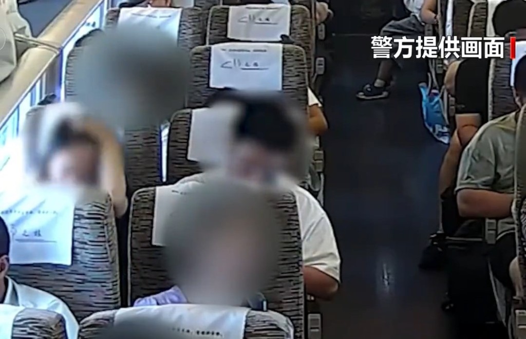 閉路電視拍下男子非禮身旁女子的情況。環球網 閉路電視拍下男子非禮身旁女子的情況。環球網