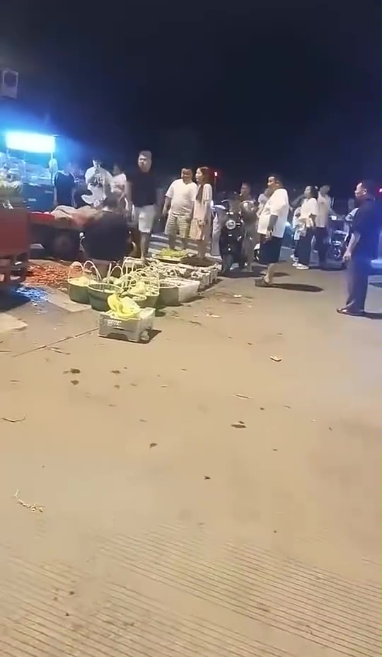 網片曝莽夫向攤主連掟10西瓜爆頭,只因妻子被提醒揀西瓜輕手些。 網片曝莽夫向攤主連掟10西瓜爆頭,只因妻子被提醒揀西瓜輕手些。