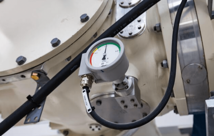 專家警告，高壓空氣能在瞬間撕裂人體內臟，造成致命內出血，絕非「玩笑」。示意圖 Alamy