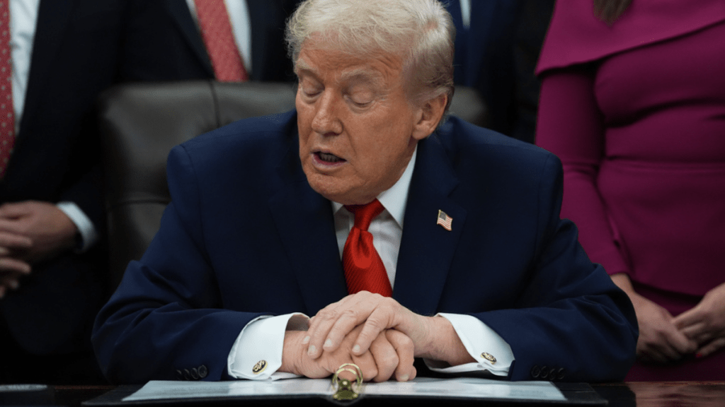 特朗普早前宣布提高H1B簽證費用。美聯社