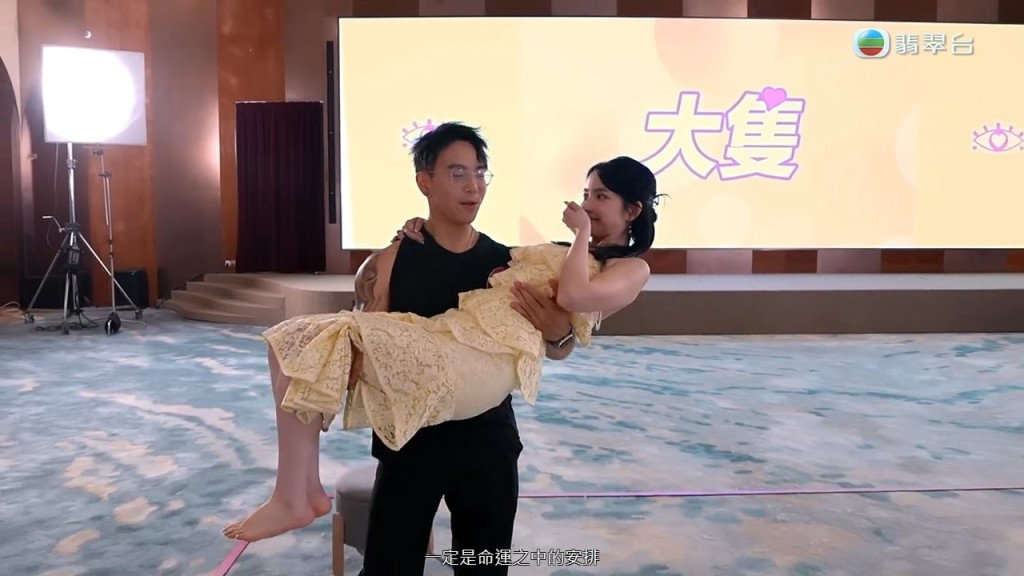 林子朗的手掌亦貼近陳若思下胸。 林子朗的手掌亦貼近陳若思下胸。