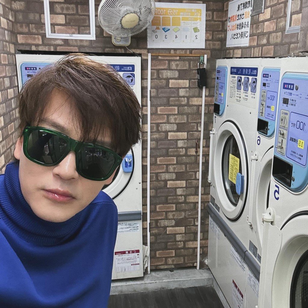 上个月，陈晓东去了日本旅行，仲去自助洗衣店洗衫。