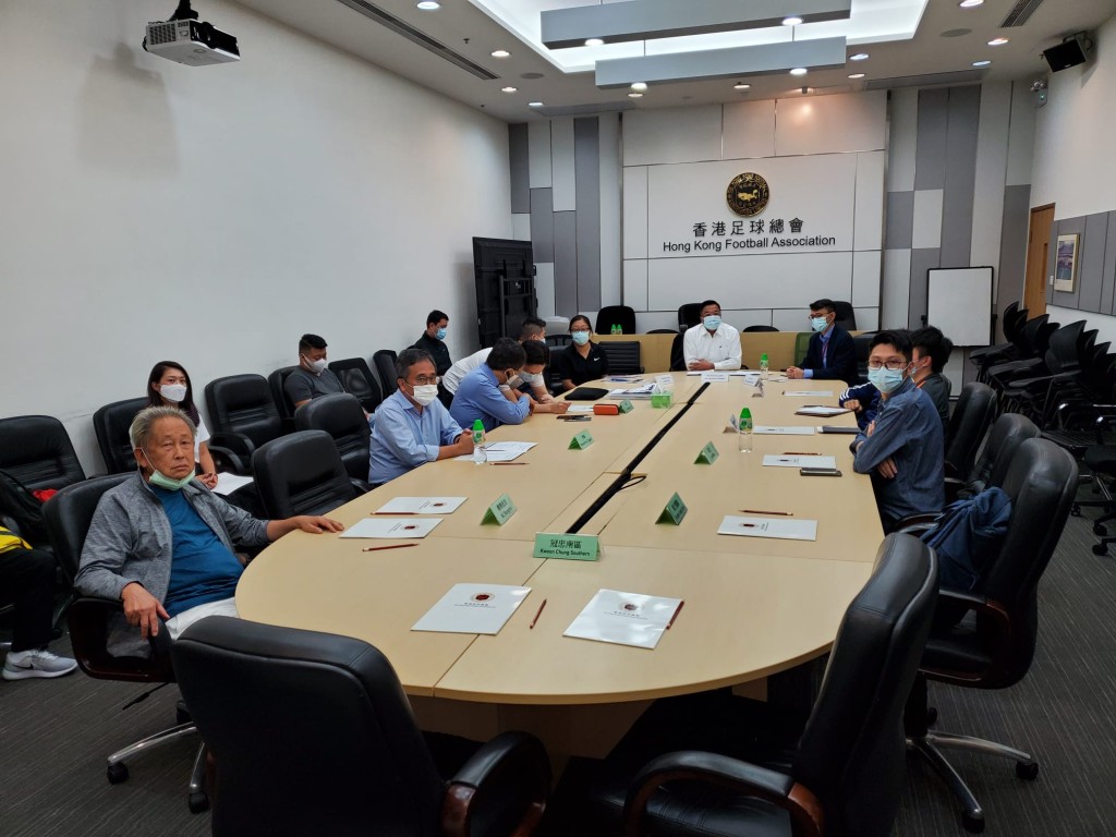 各支港超聯球隊代表周一開會。 本報記者攝