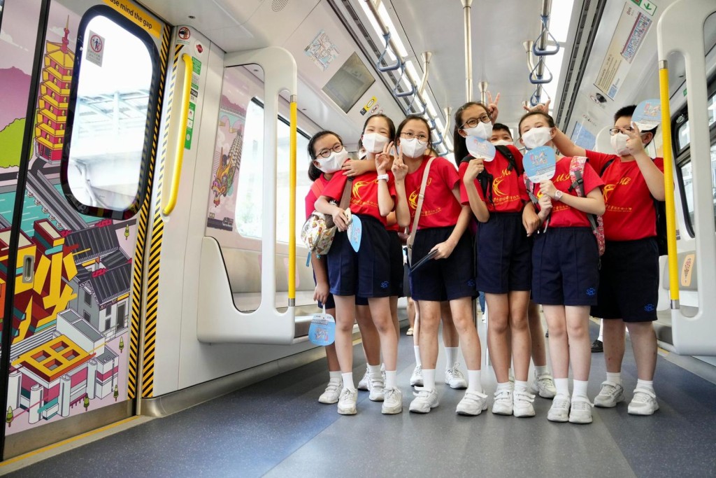 列车外层和车厢都由本地艺术家和中小学生联手设计。