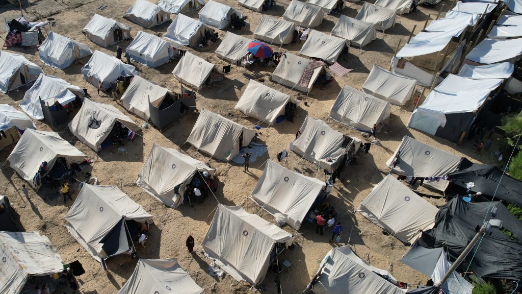 難民紥營露宿，人口密度過高引發衞生危機。 美聯社
