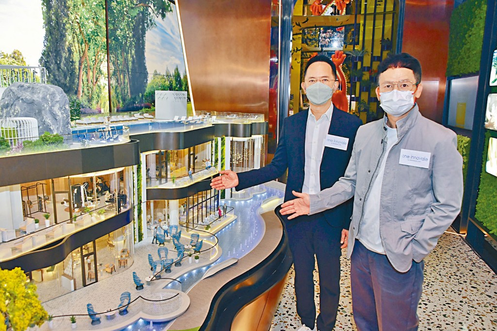恒基林達民(右)表示，項目截至昨晚暫收逾7000票。