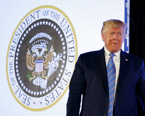 特朗普出席活动,竟错误播出有俄罗斯国徽的恶搞图。AP图