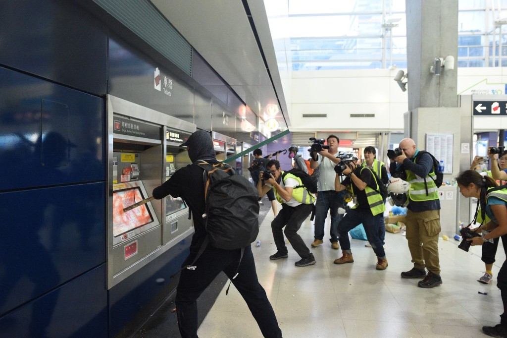 港铁指东涌站部分被破坏的设施需较长的复修时间，仍未能完全恢复正常运作。资料图片