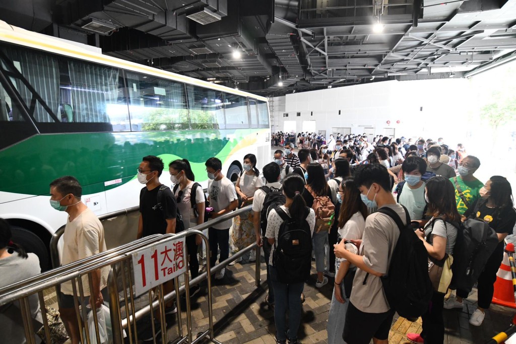 數以百計市民等巴士前往長沙及大澳。