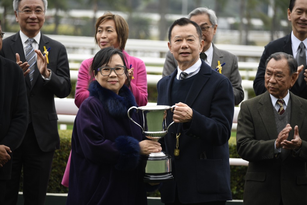 朱迪儀 (左) 是「多利」系團體馬主，季內憑「多利彩駒」勝出九龍塘會盃。