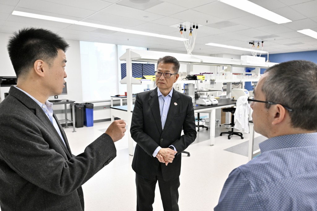 陳茂波到訪美國矽谷一間從事人工智能和生命科技的初創企業。政府新聞處圖片