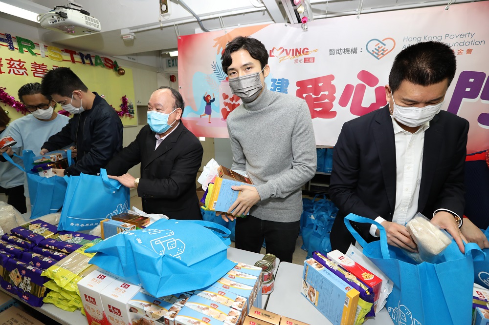 蔡加讚率領的「香港各界扶貧促進會」，為長者送上物資。受訪者提供