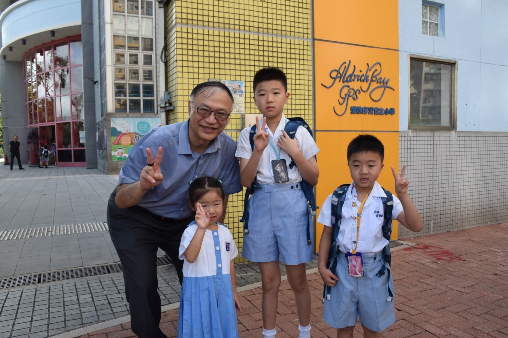 開學當天,校長跟每個小朋友打氣!(圖片來源:愛秩序灣官立小學) 開學當天,校長跟每個小朋友打氣!(圖片來源:愛秩序灣官立小學)