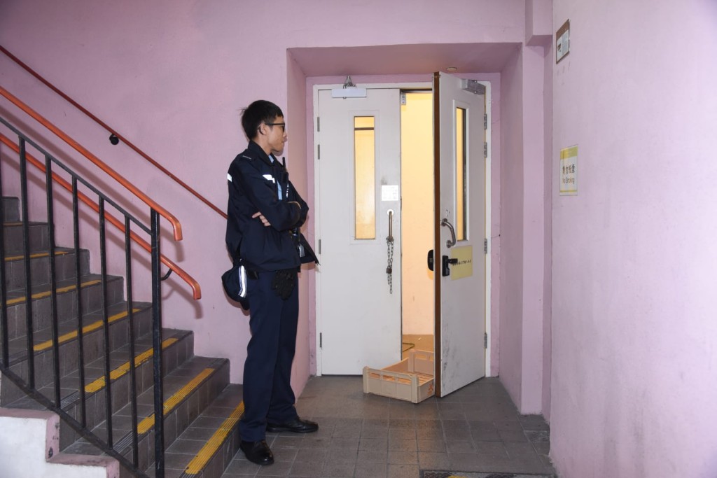 後門被撬開。