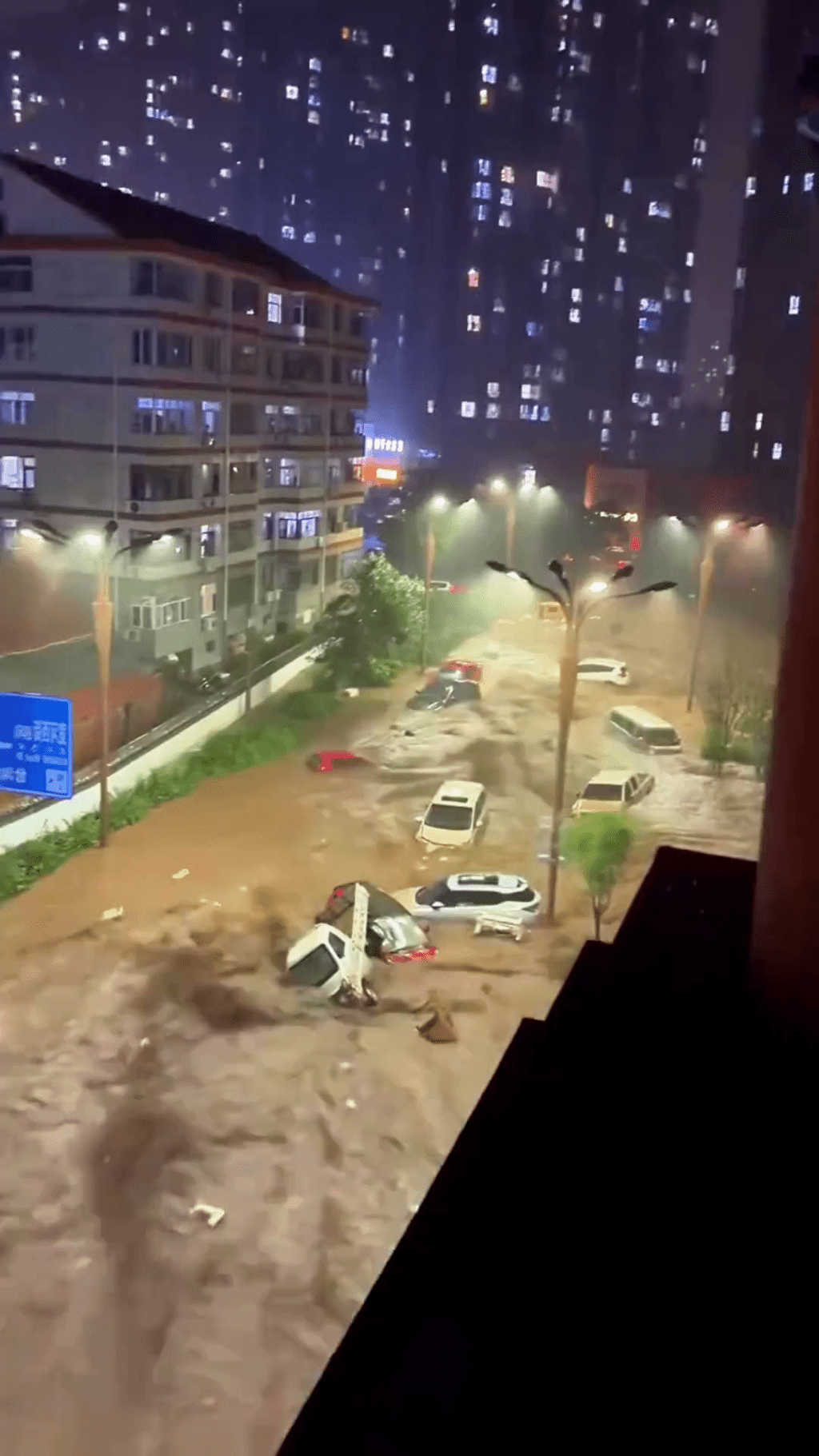 河北寬城強降雨,12日晚,暴雨致車輛被沖走。 河北寬城強降雨,12日晚,暴雨致車輛被沖走。
