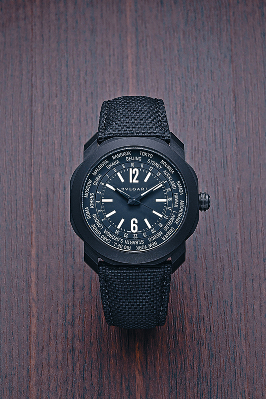 Bvlgari今年為Octo Roma系列推出品牌首款世界時間腕表，採用DLC黑色噴砂表殼。