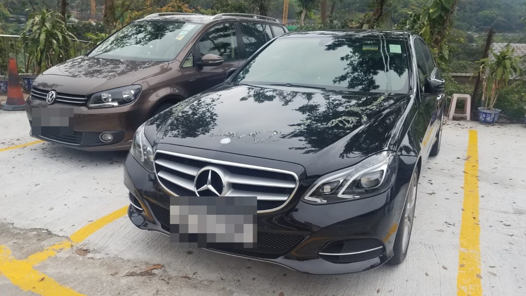 有車輛車身的漆油變色及剝落。 歐陽偉光攝