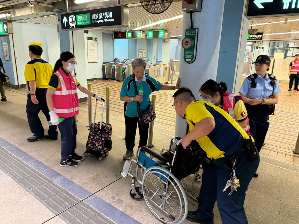事故期間港鐵向有需要乘客派發水和乾糧。港鐵圖片