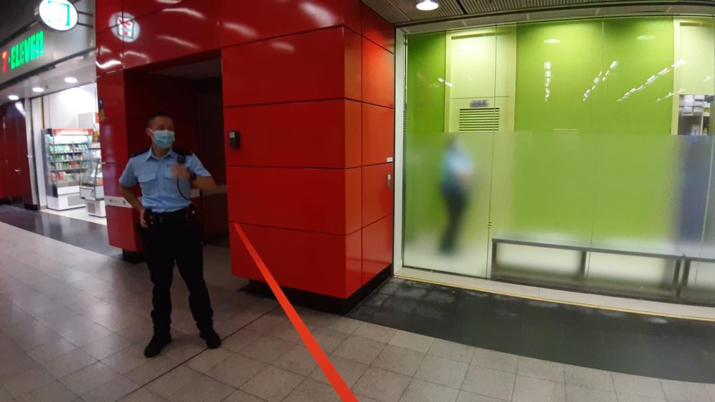 被捕疑犯棄刀醫務所內。