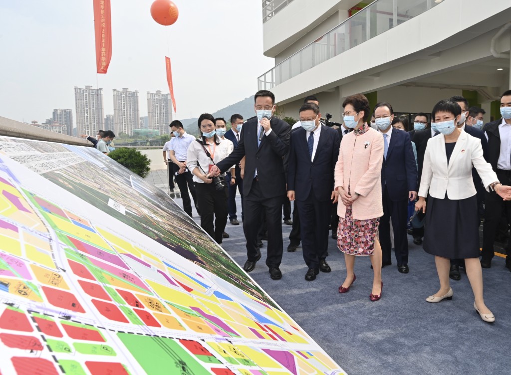 林鄭月娥(前排右二)參觀校園。政府新聞處圖片