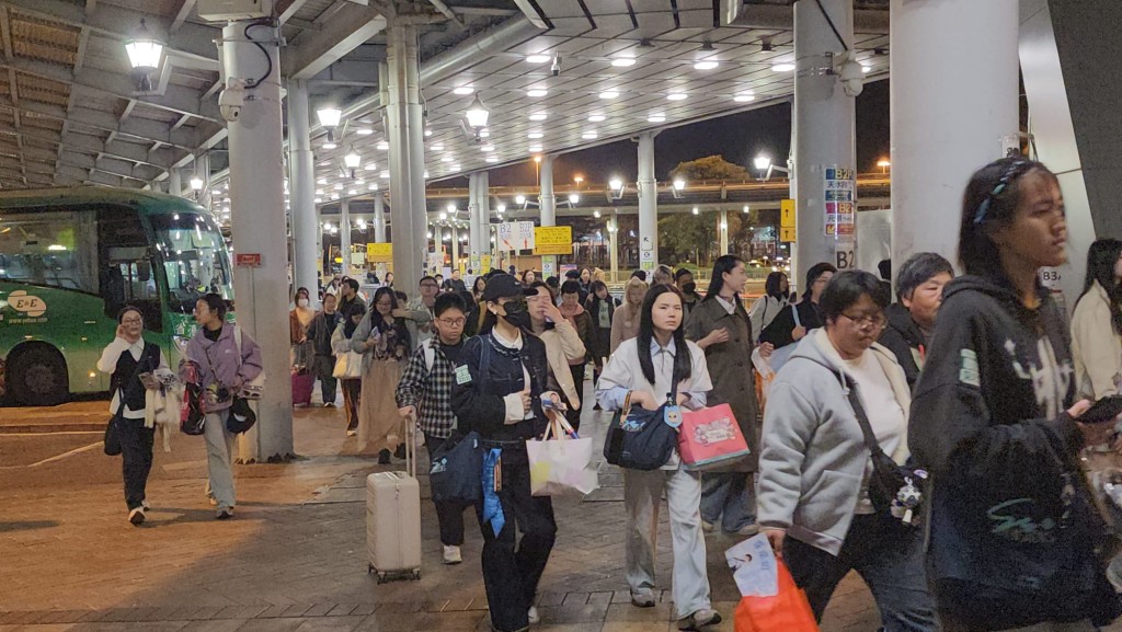 元旦凌晨二時過後，深圳灣口岸人流漸達高峰。黎志偉攝