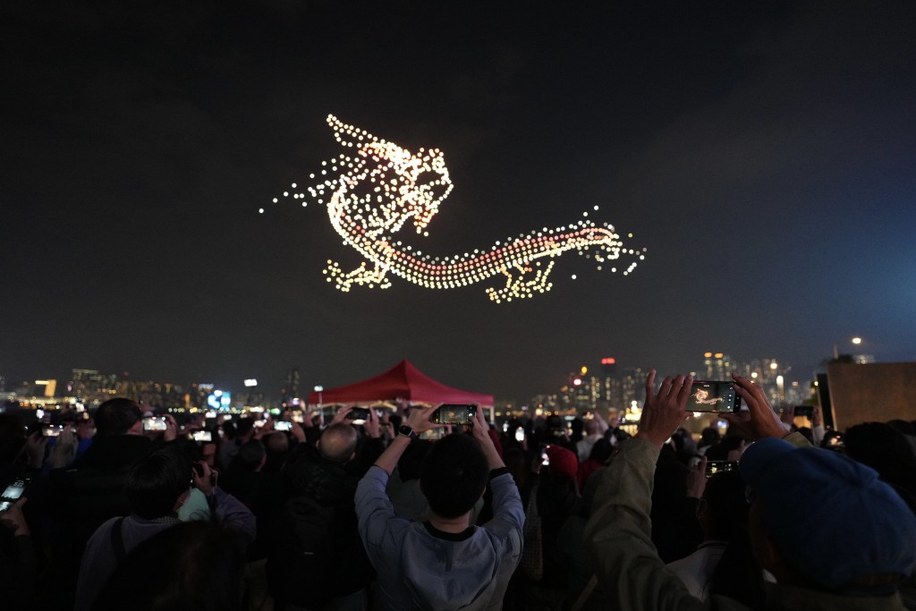 图为紫荆杂志社举办「缤纷香港」大型无人机灯光秀表演活动。资料图片
